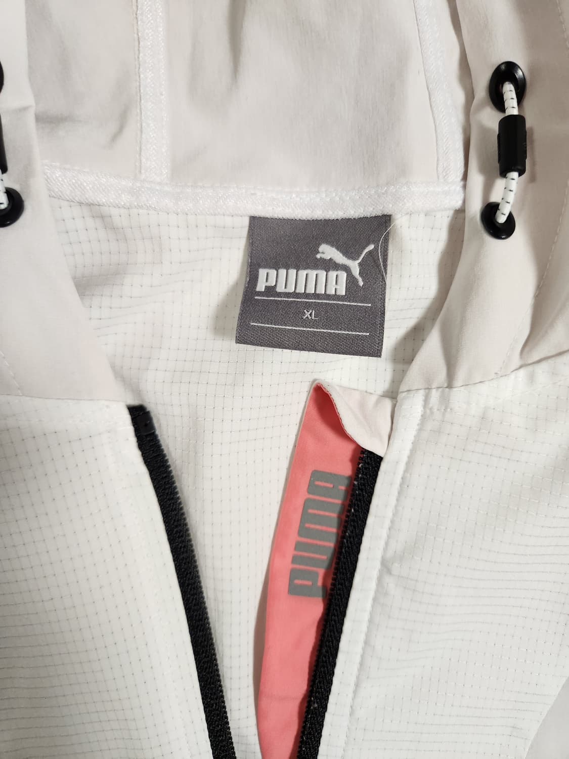 푸마 화이트 후드 집업 바람막이 사이즈xl(새상품급)

오염 하자없이 깨 상품이미지2