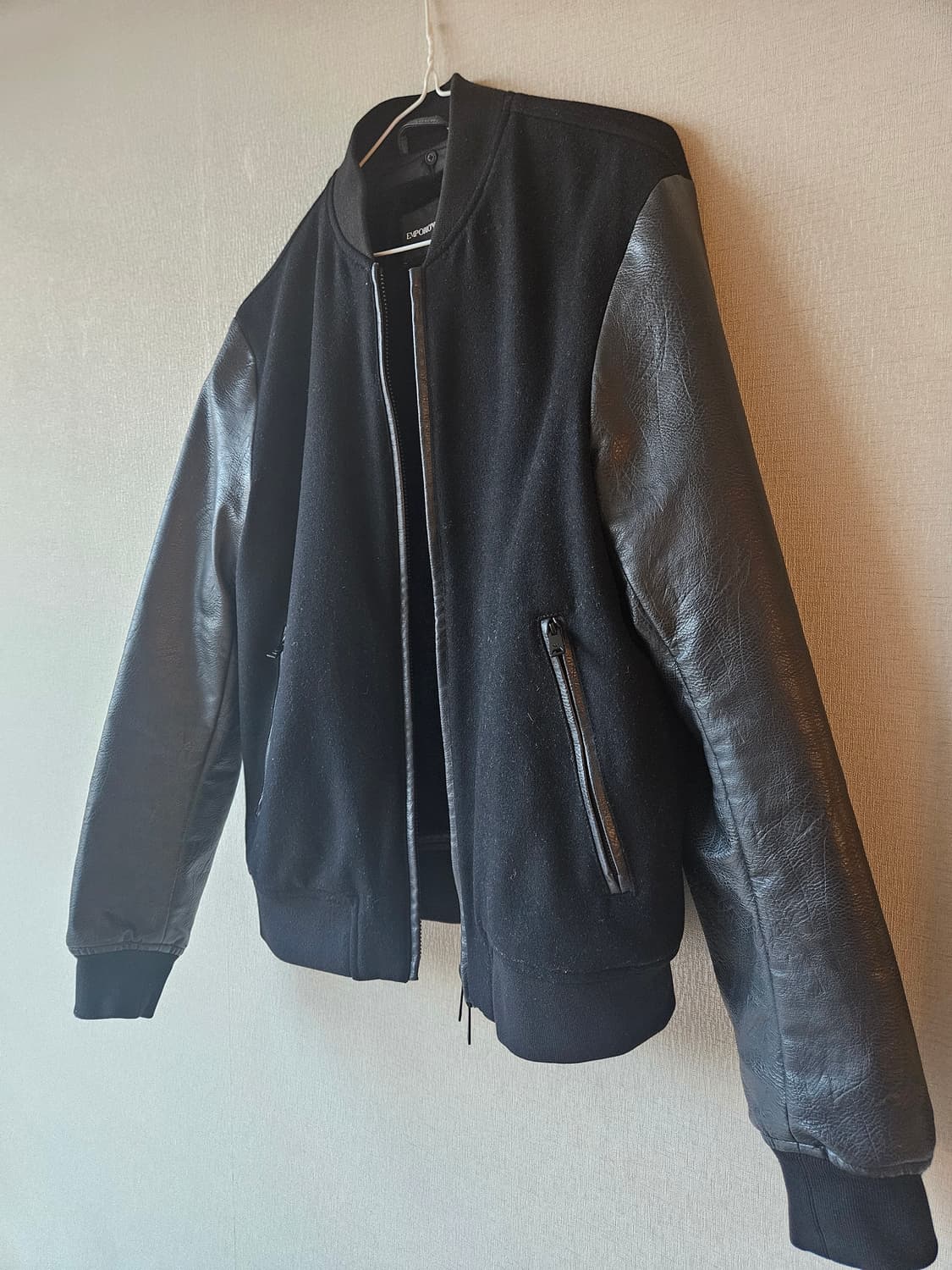 엠포리오 아르마니 블랙 가죽 배색 자켓입니다
- 사이즈는 M 입니다
-  상품이미지8