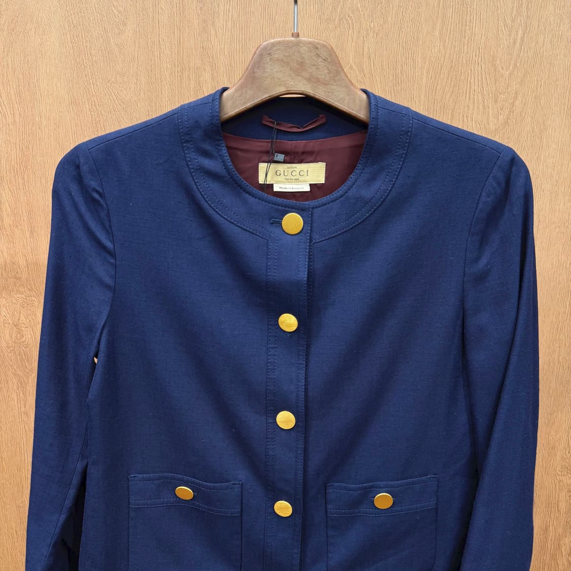 구찌 라운드넥 노카라 긴팔 자켓 골드 버튼 프론트 포켓 디테일 네이비 상품이미지4