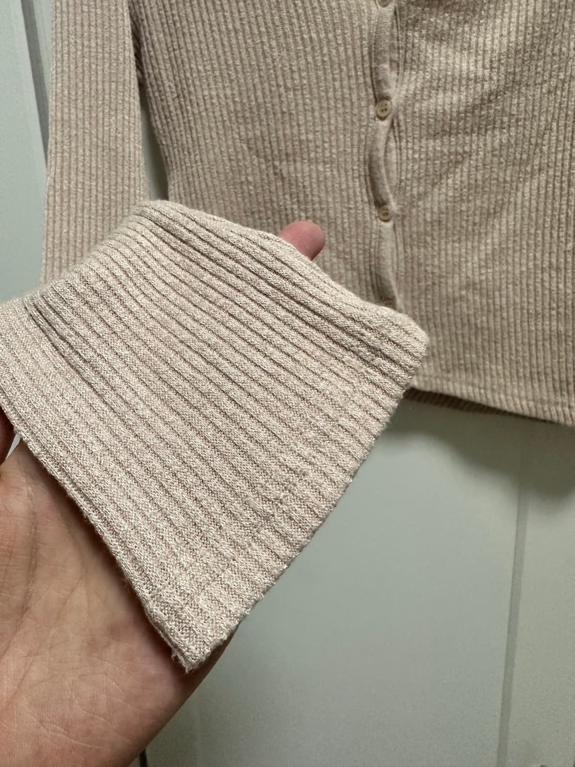 쓰리타임즈 원숄더 가디건 버튼티 베이지 상품이미지3