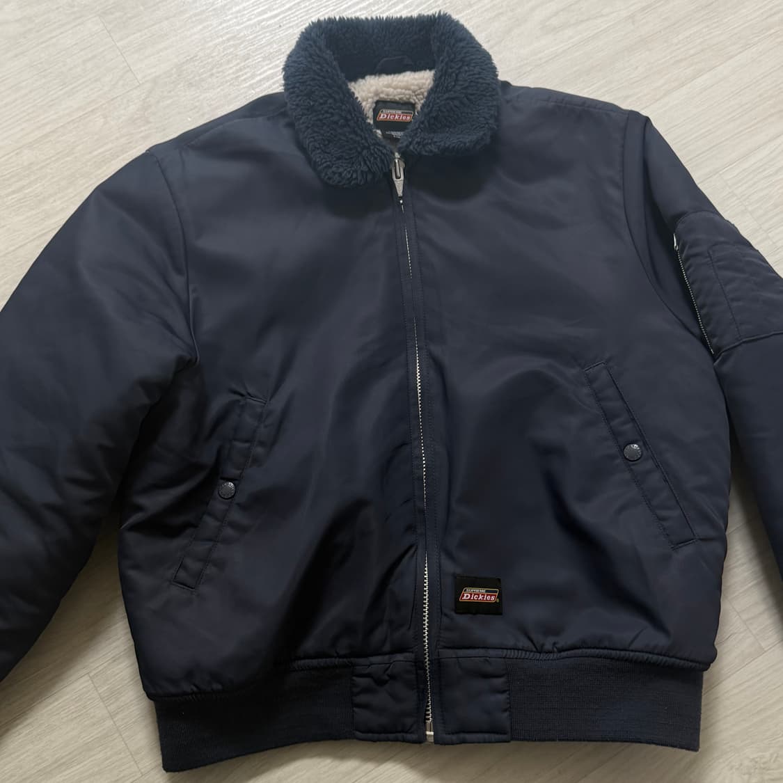 슈프림 x 디키즈 퍼 칼라 봄버 자켓 네이비 - 23FW 상품이미지3