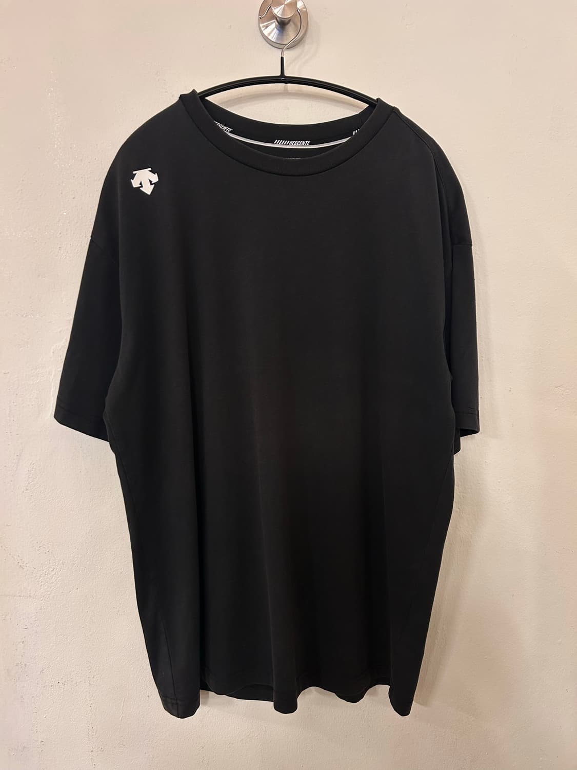 데상트 블랙 반팔 티셔츠 M (실측 100-105) 상품이미지1