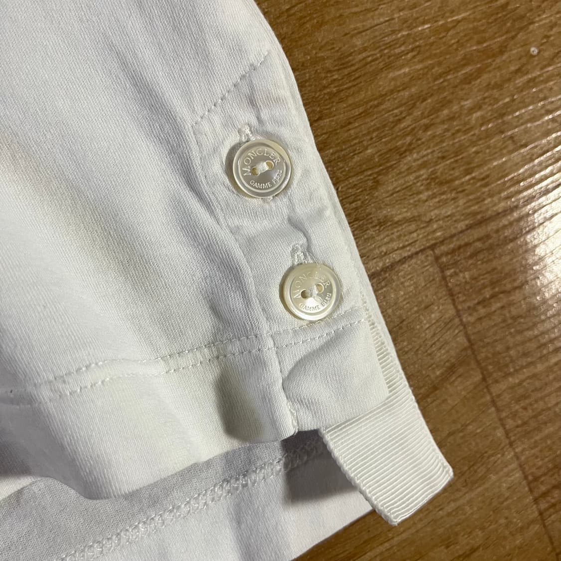 [95] 몽클레어 감마블루 와펜 크롭 반팔티 상품이미지8