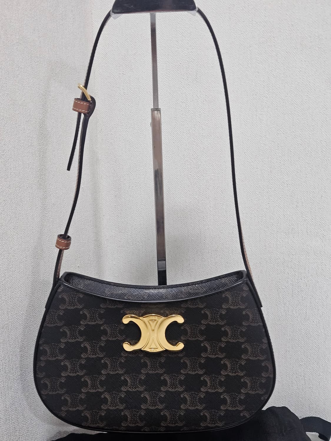 [새상품급] 셀린느 틸리백 Black tan Medium Size  상품이미지2