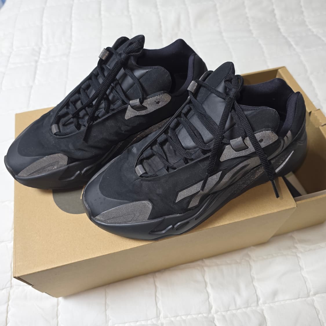 (중고) 아디다스 이지 부스트 700 MNVN 트리플 블랙 275사이즈 상품이미지4