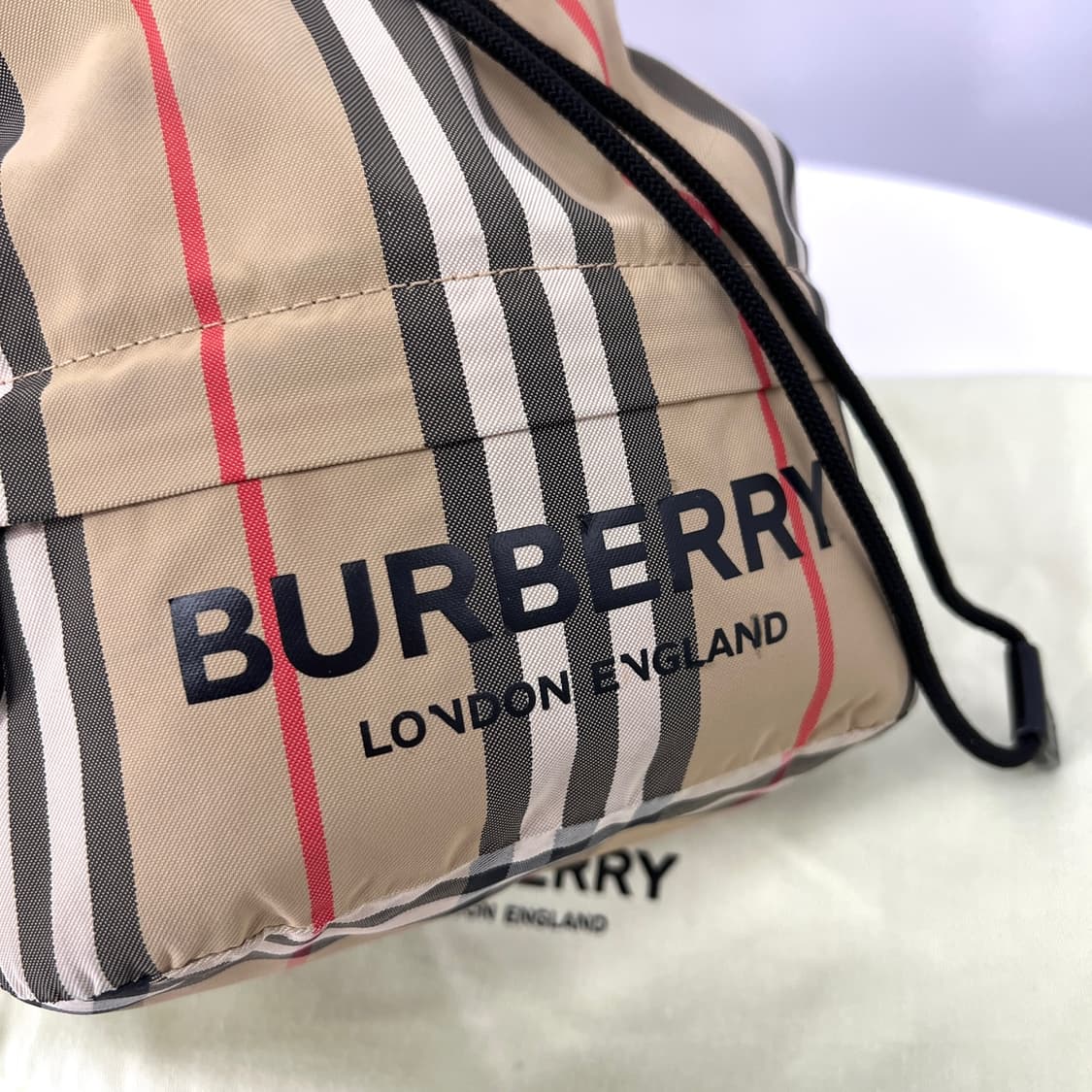 버버리 포이베 버킷 파우치 베이지 (8026737) 상품이미지4