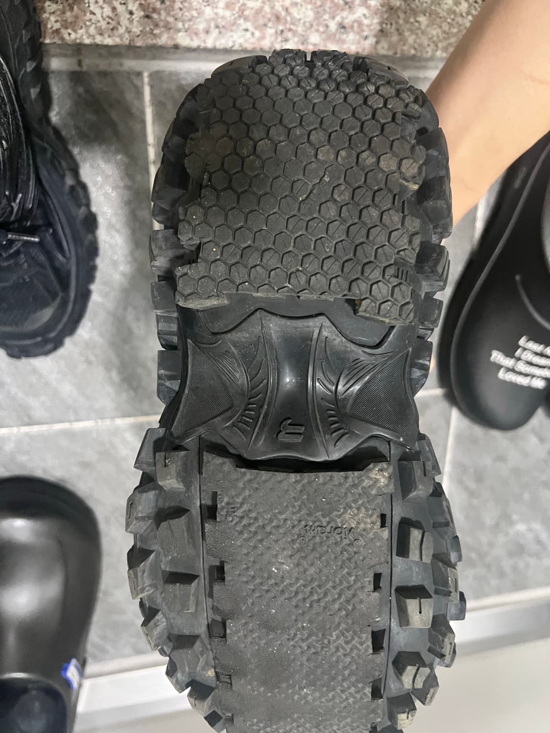 발렌시아가 디펜더 42 상품이미지4