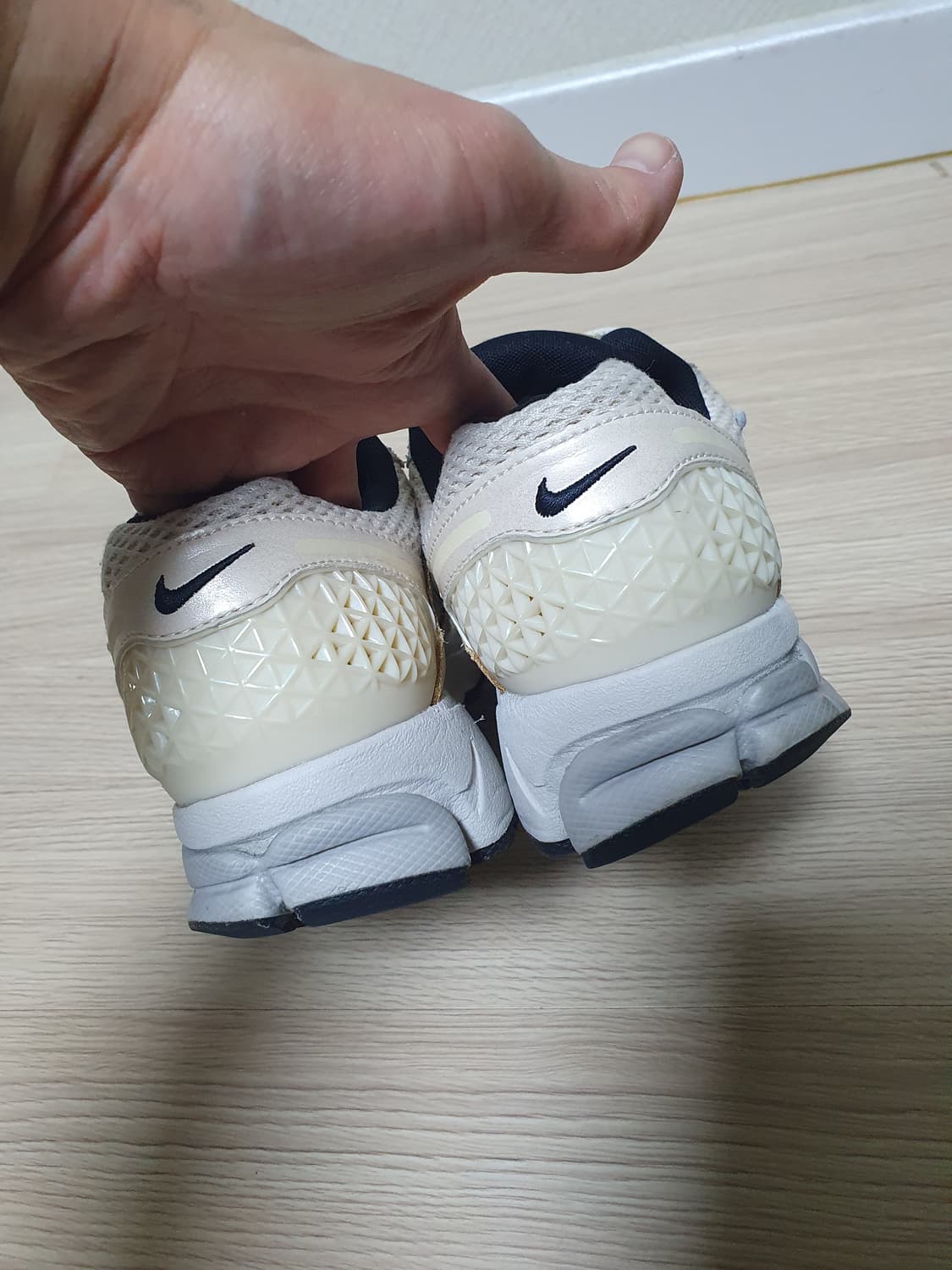 나이키 줌 보메로5 운동화 245 상품이미지6