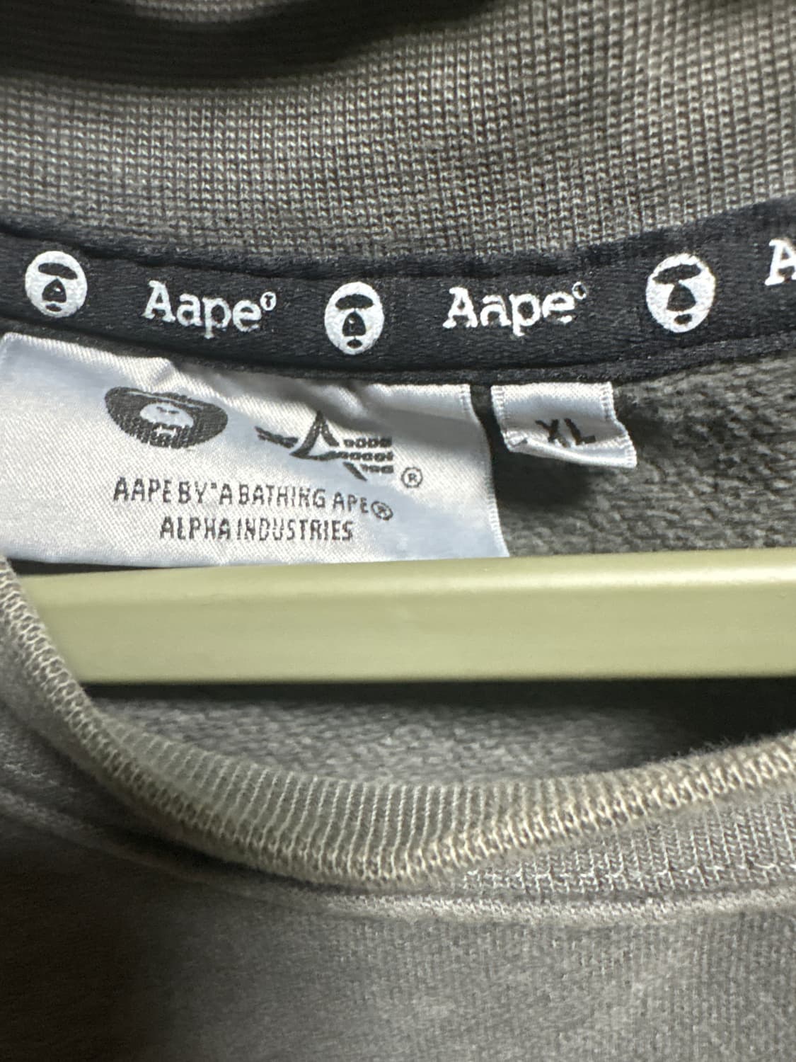 베이프x알파인더스트릿 맨투맨 상품이미지3