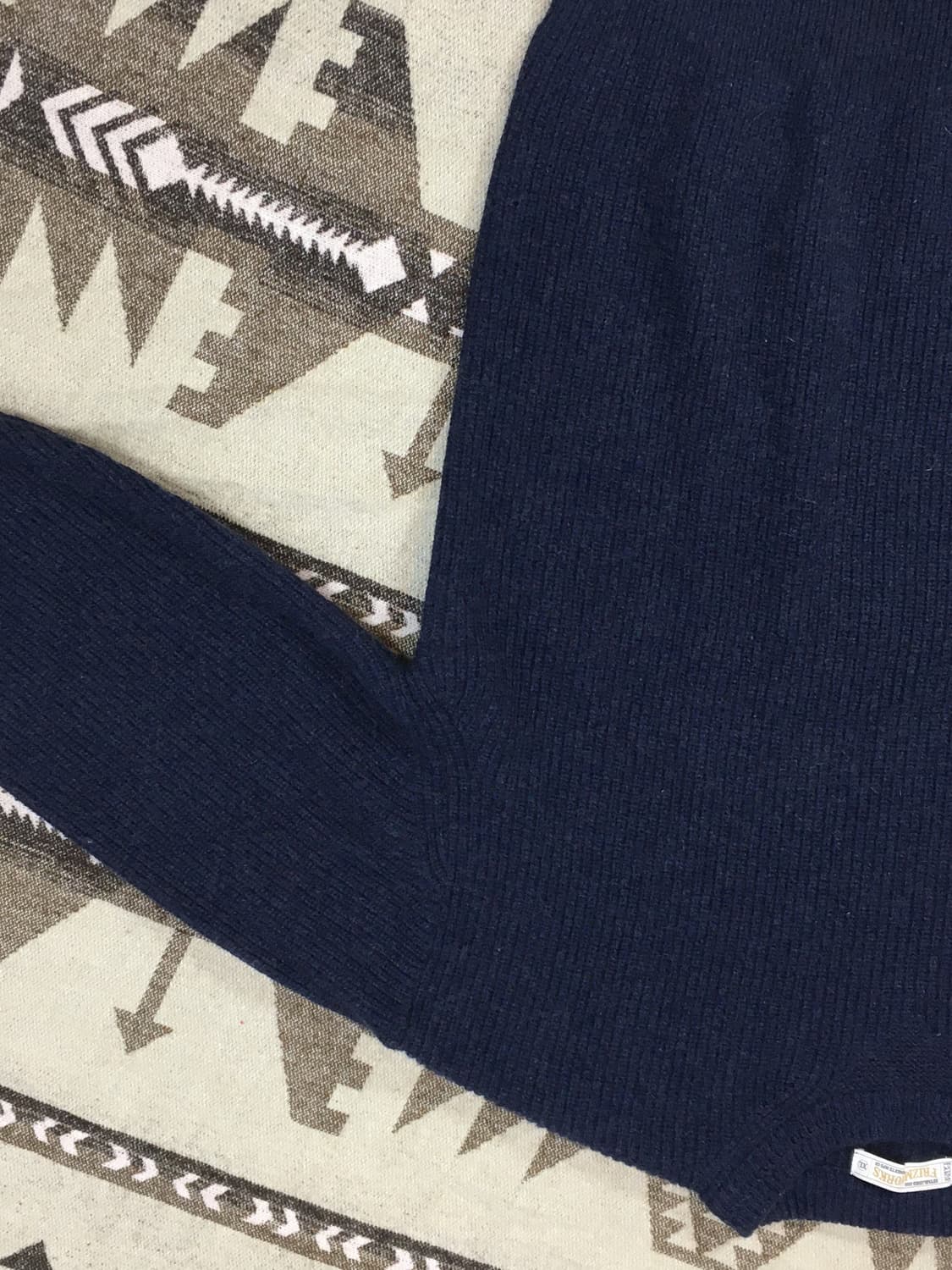 프리즘웍스 패치 니트 네이비 상품이미지8