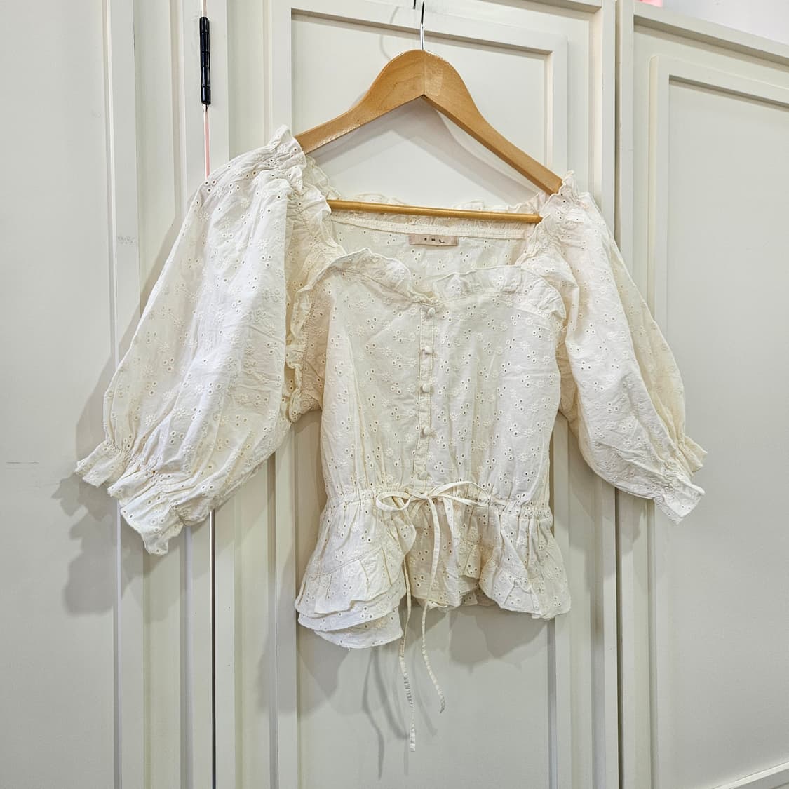 펀칭 코튼 오프숄더 블라우스 상품이미지2