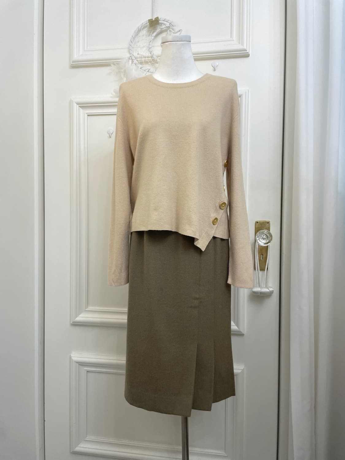 beige unbalance wood button soft knit to 상품이미지1