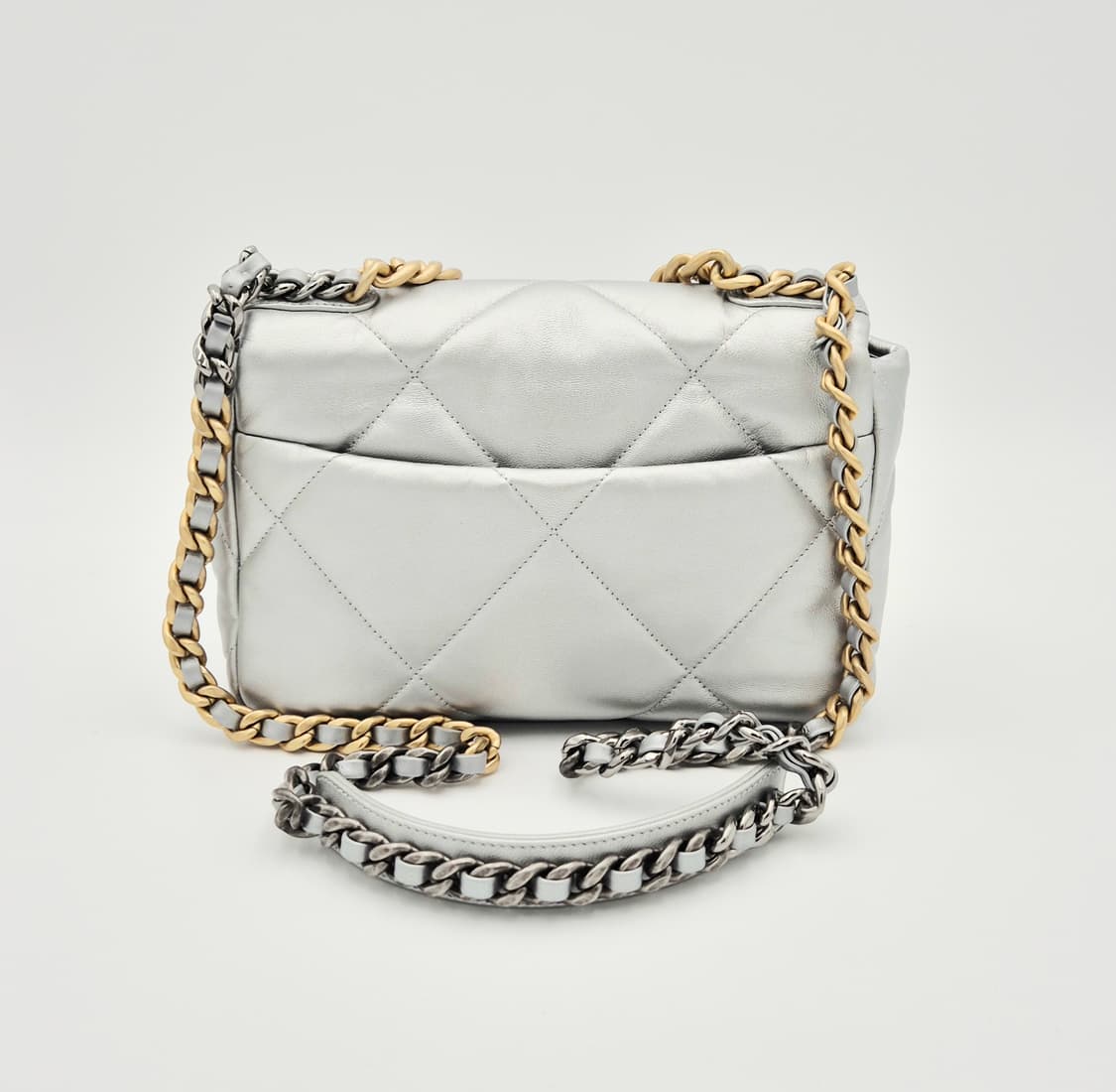샤넬 19 미듐 실버 플랩 금장 체인 숄더백 상품이미지3