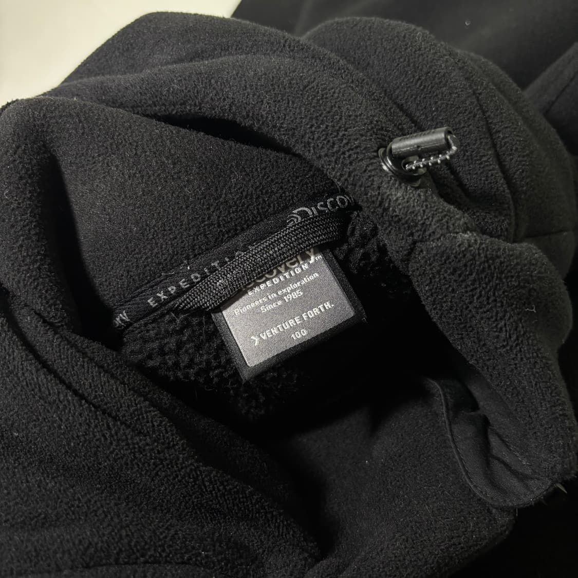 100 디스커버리 블랙 플리스 후드집업 상품이미지3