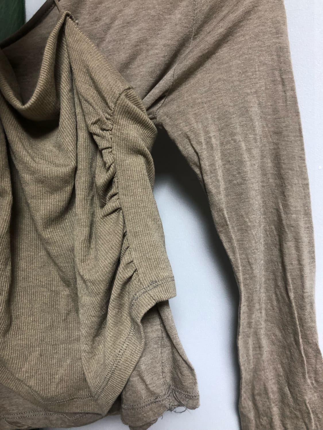 팁씨 레이어드 원오프숄더 카키 상품이미지5