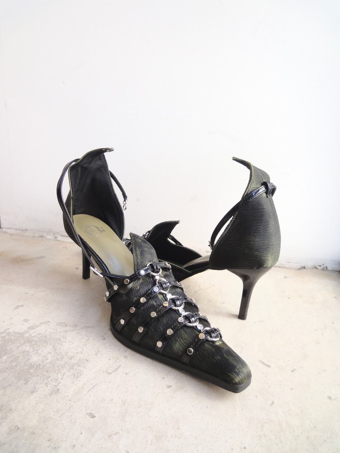 Crack point stud detail heels 상품이미지1