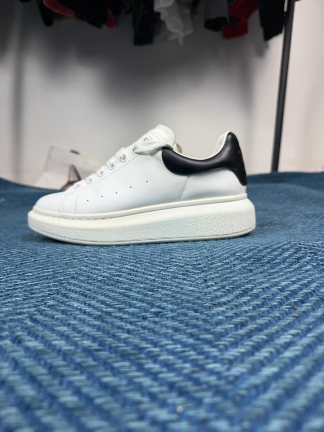 알렉산더 맥퀸 오버솔 화이트 블랙 41 상품이미지4