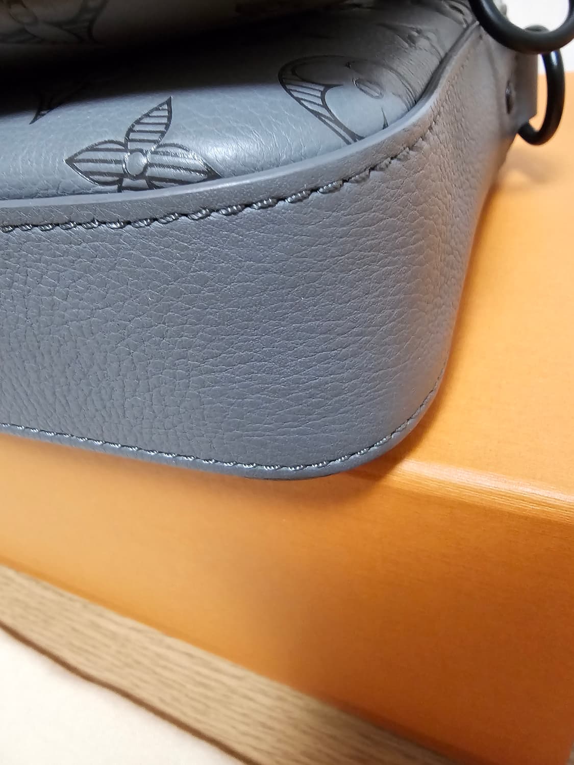 루이비통 올레더 트리오 메신저 크로스백 신형 그레이 25년8월 상품이미지10