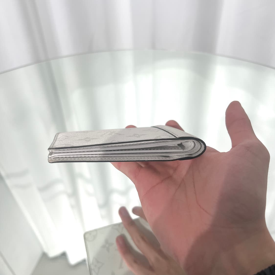 루이비통 모노그램 타이가라마 반지갑 옵틱 화이트 상품이미지9