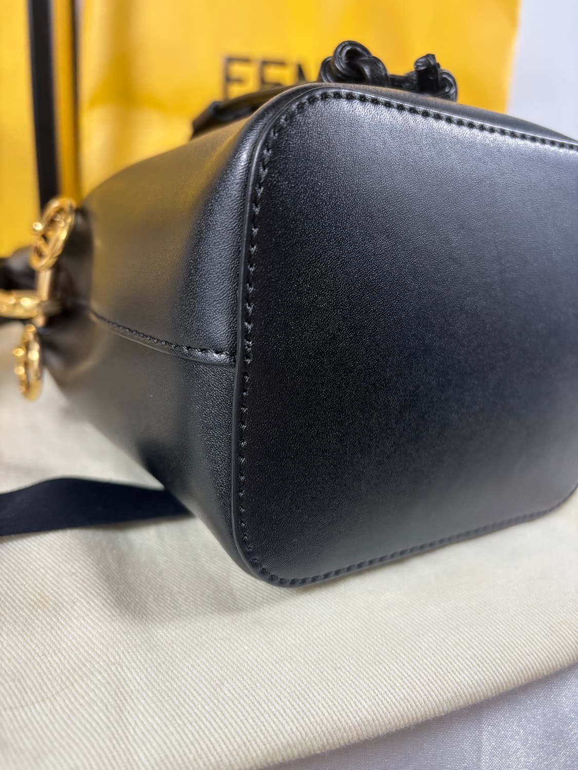 (새상품급/풀구성)펜디 몬트레조 버킷백+미니 스트랩유 상품이미지4