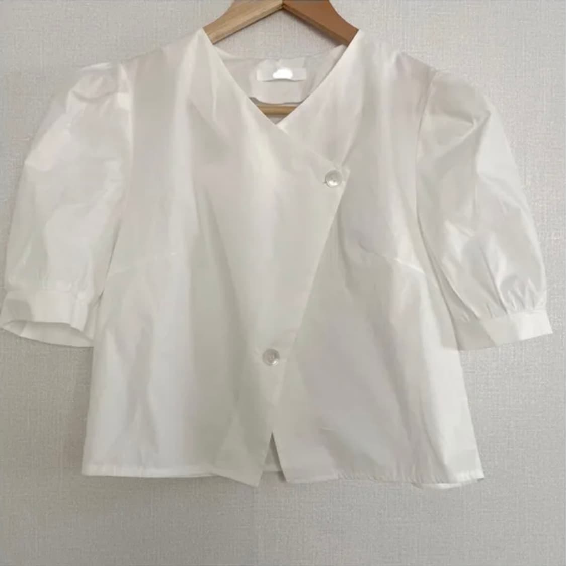 사선 퍼프 반팔 블라우스 (white) 상품이미지1