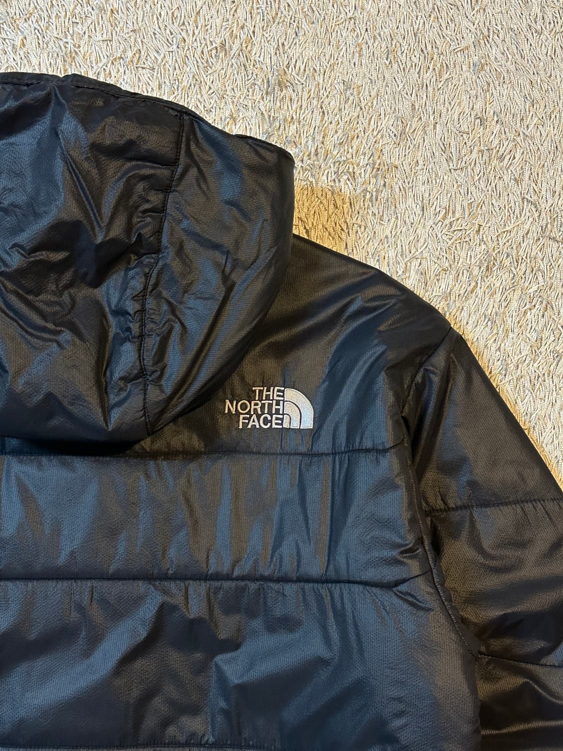 노스페이스 프리마로프트 유광 후드 경량패딩 블랙 상품이미지4