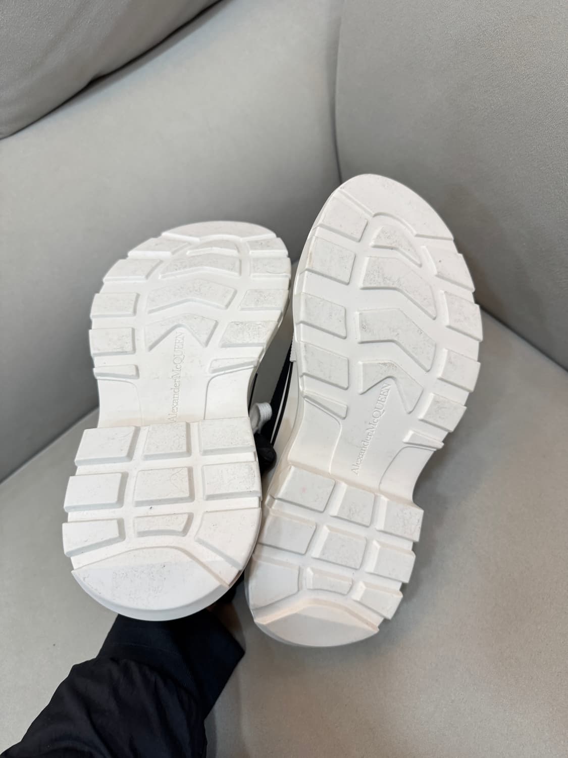 새상품 알렉산더맥퀸 트레드 슬릭 스니커즈 36사이즈  상품이미지2