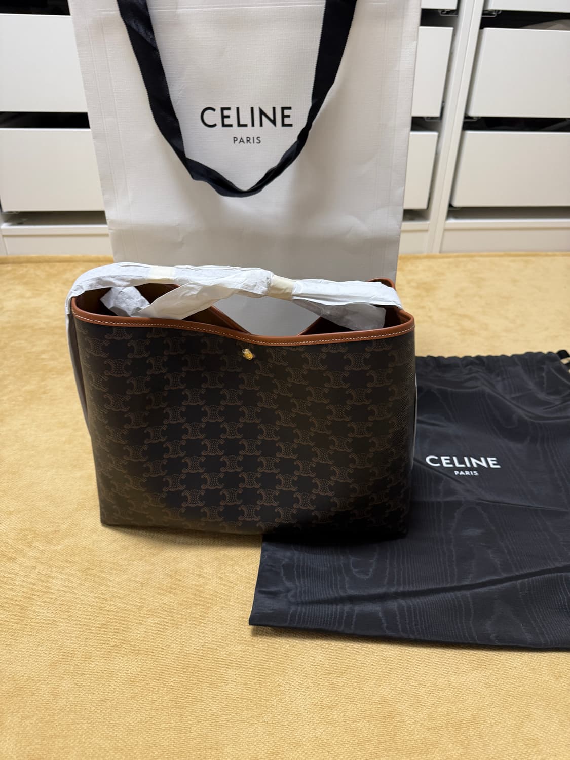 셀린느 소프트 쇼퍼백 트리옹프 새제품 상품이미지1