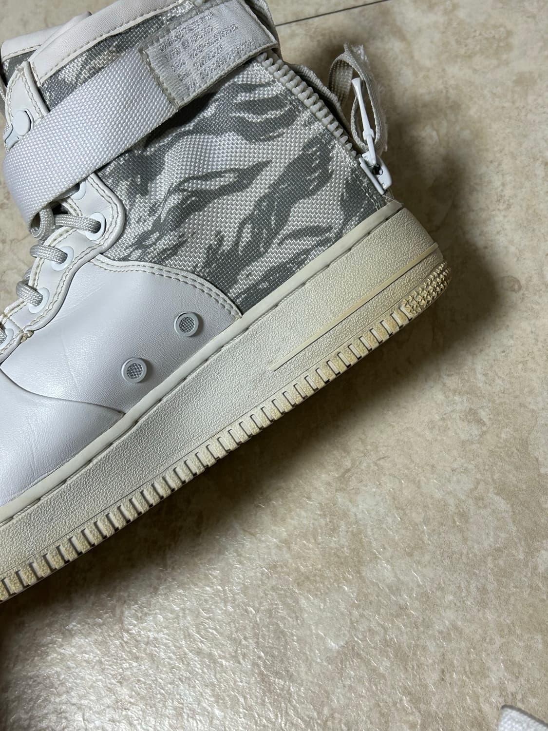 나이키 SF 에어포스 1 미드 윈터 카모 화이트 상품이미지2