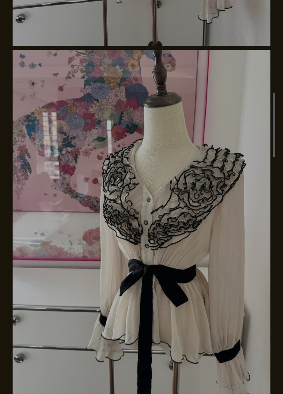 뉴포트뉴스 러플 로즈 자수 페플럼 블라우스 상품이미지3