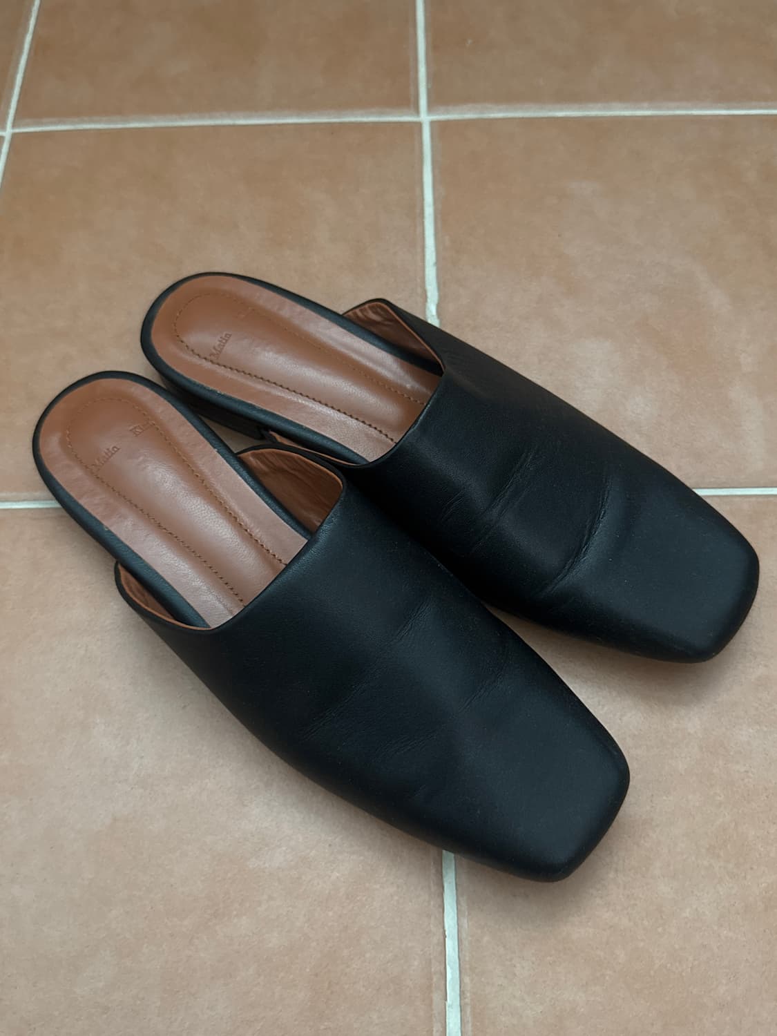 마뗑킴 블랙 가죽 뮬 상품이미지1