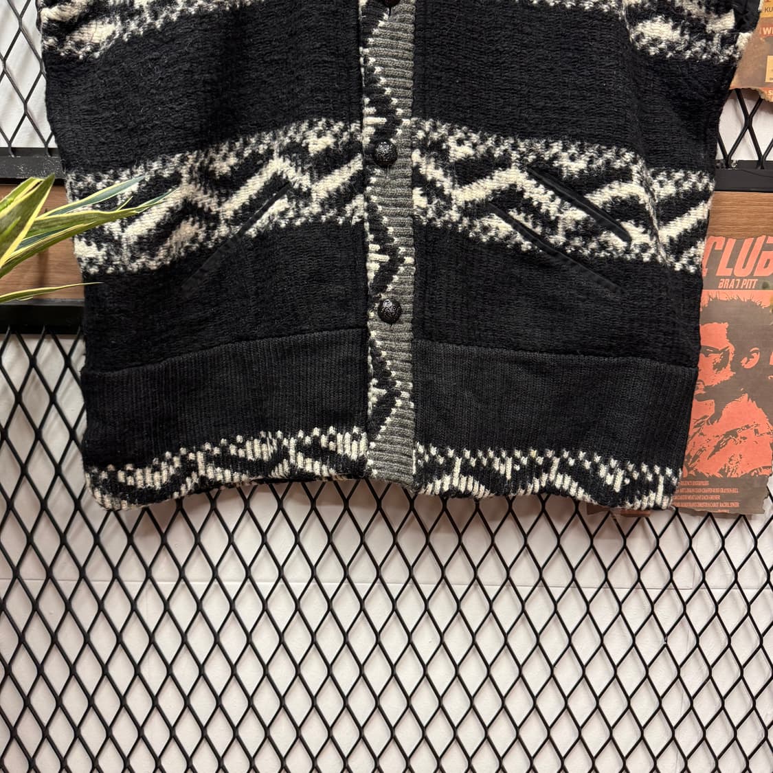 디젤 니트 스웨터 베스트 기하학 패턴 버튼 로고 디테일 블랙 화이트 상품이미지4