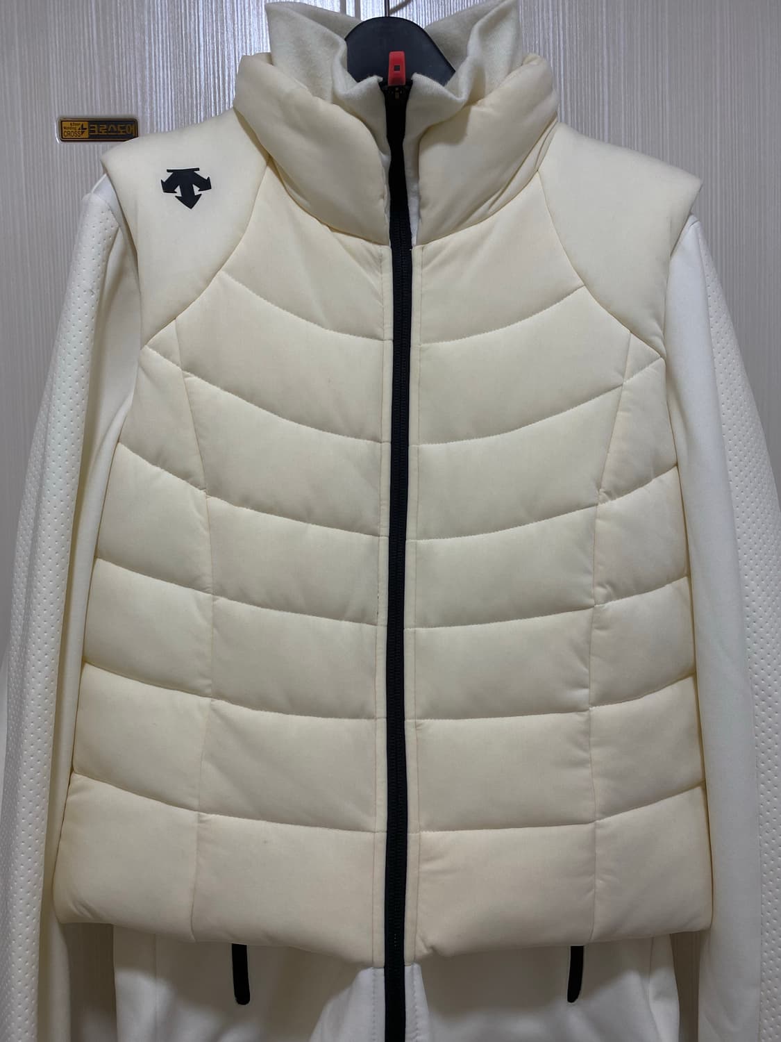 데상트 화이트 러닝 패딩 집업 36 상품이미지2