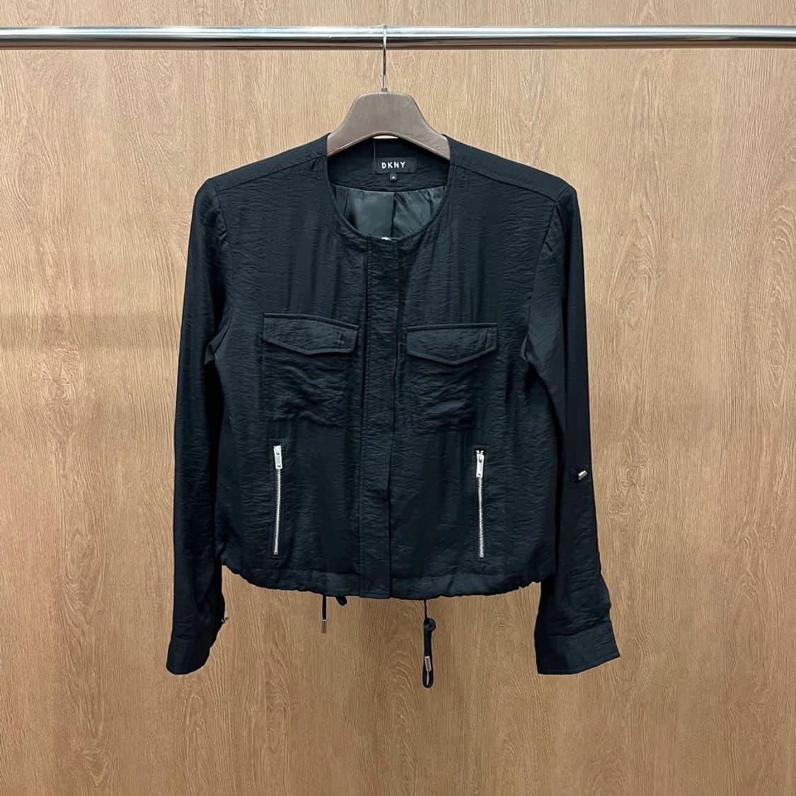 도나카란 뉴욕 크롭 자켓 더블 플랩 포켓 스트링 밑단 디테일 블랙 상품이미지2