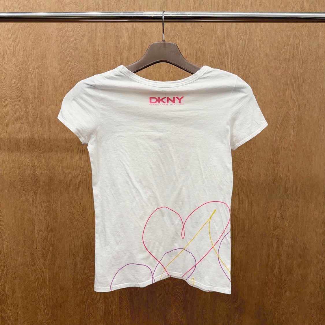 도나카란 뉴욕 반팔 티셔츠 레터링 하트 프린팅 라운드넥 디테일 화이트 상품이미지3