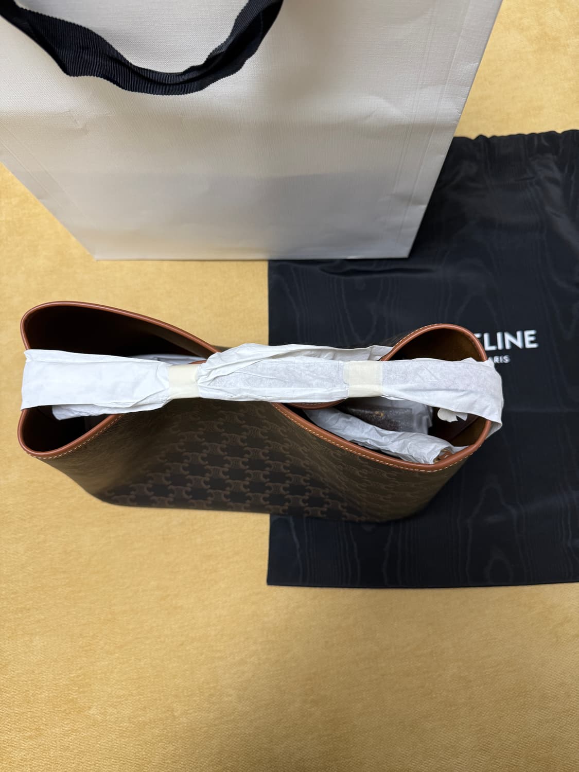 셀린느 소프트 쇼퍼백 트리옹프 새제품 상품이미지2