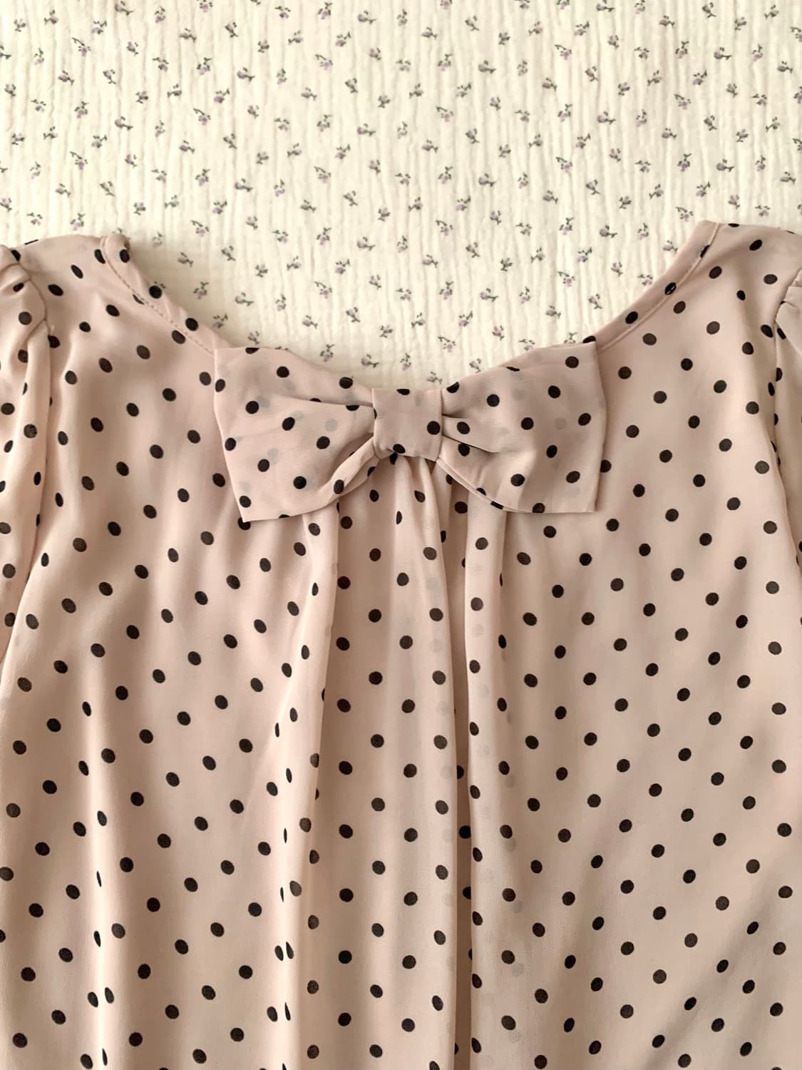 베이지 도트 뒷리본 블라우스 상품이미지3