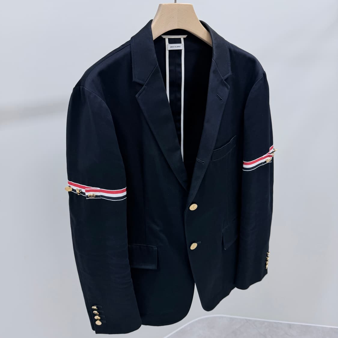 [S+급/4] 톰브라운 암밴드 금장 블레이저 자켓 정장 네이비 상품이미지3