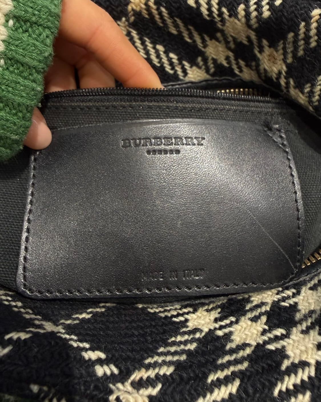 버버리 블랙 화이트 노바체크 울 토트백  상품이미지8