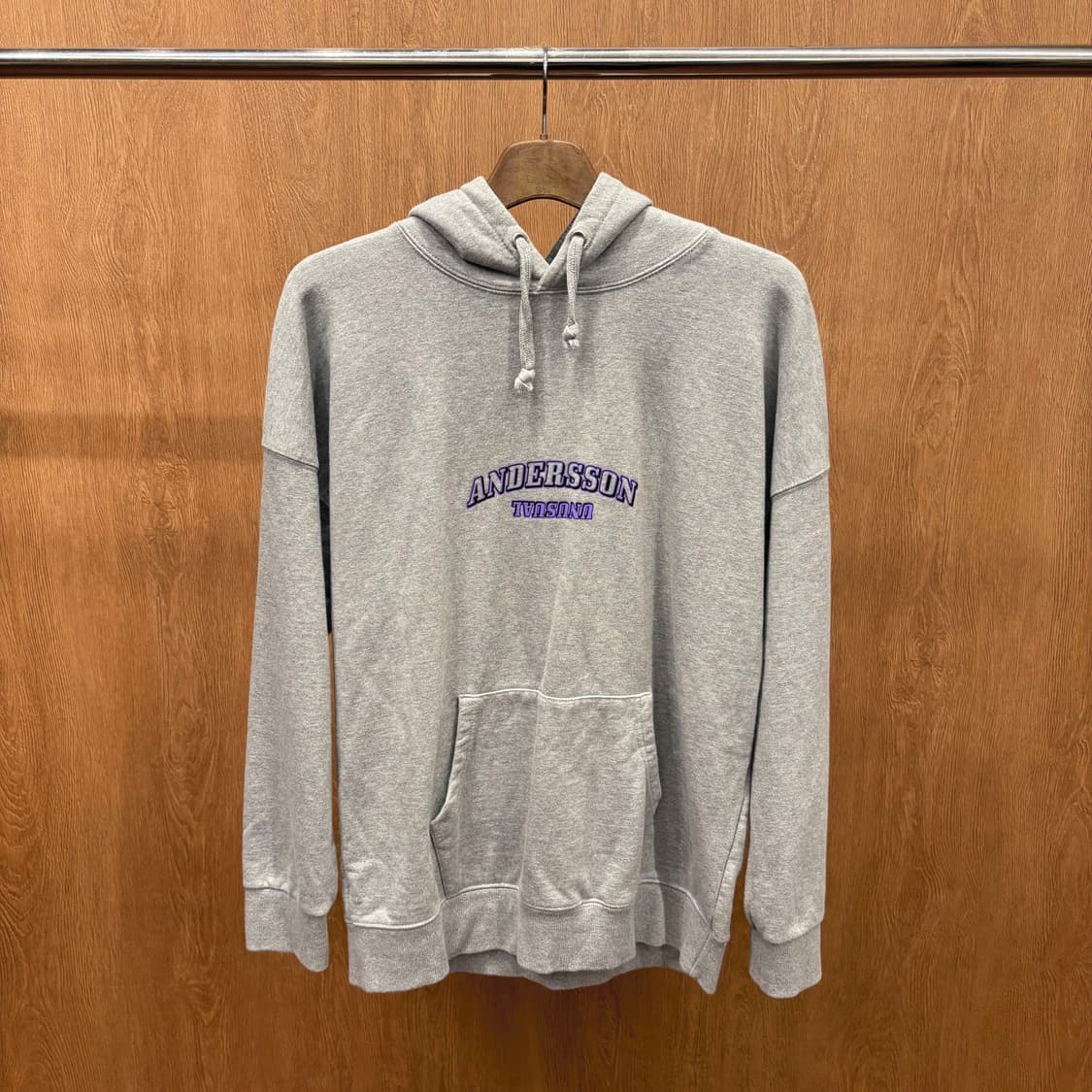 앤더슨벨 후드티 로고 그래픽 프린팅 드로우 스트링 디테일 레귤러핏 그레이 상품이미지2