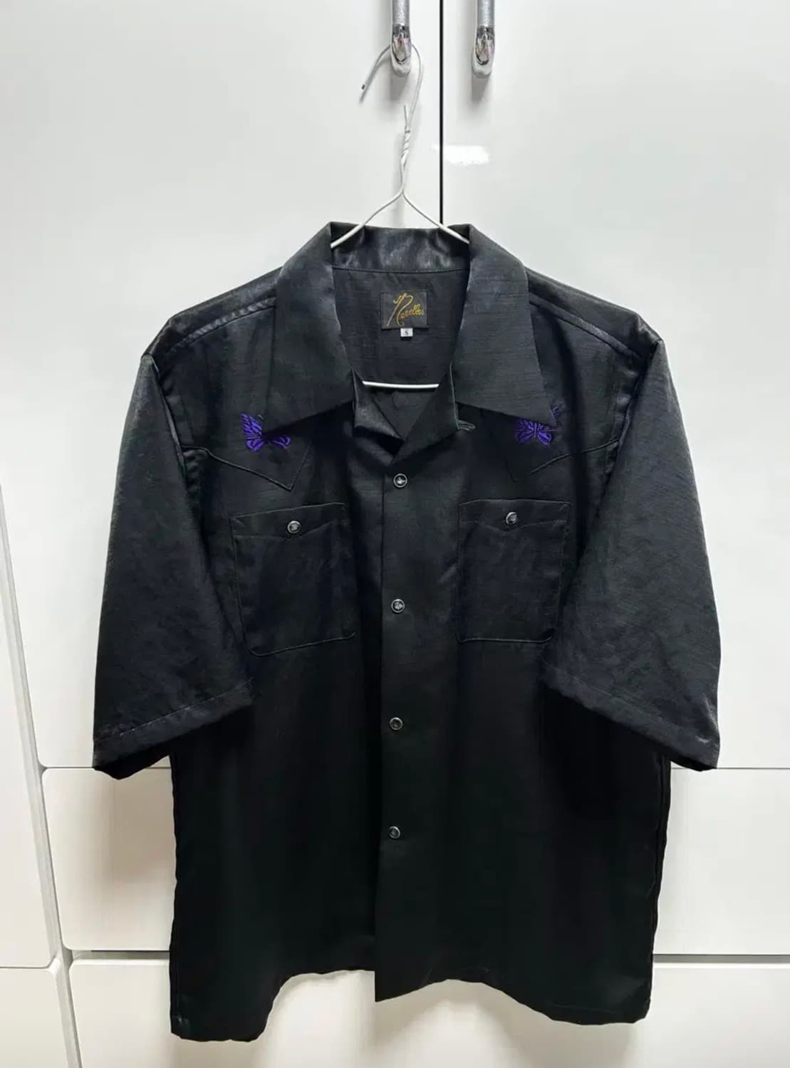 니들스 숏슬리브 카우보이 원업 폴리 슬럽 사틴 셔츠 블랙 상품이미지2