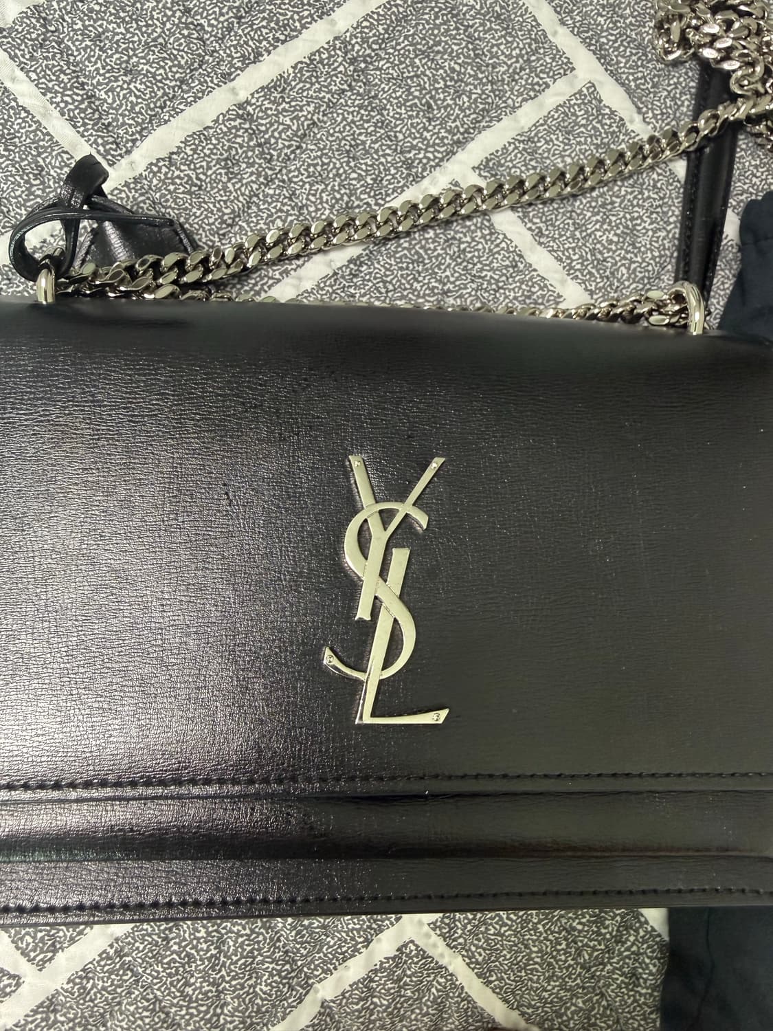 생로랑 스무스 레더 실버 모노그램 선셋 미디움백 블랙 상품이미지4