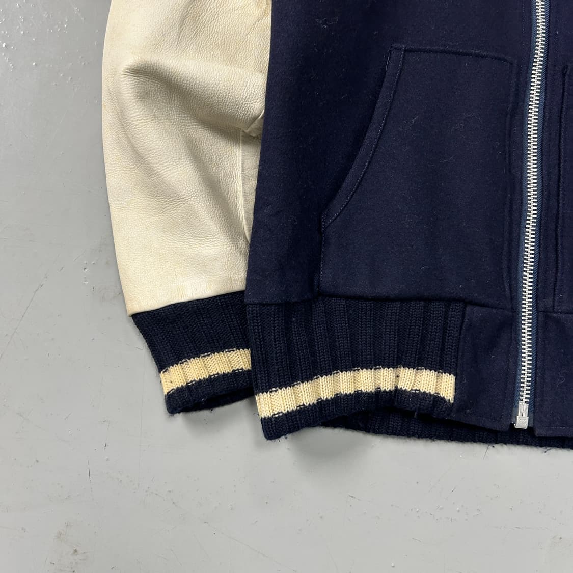 오버 더 스트라이프 레더 스타디움 자켓  상품이미지3