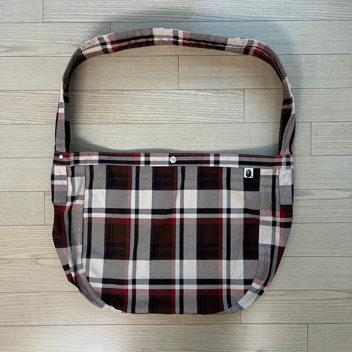 베이프 체크 크로스백 상품이미지1