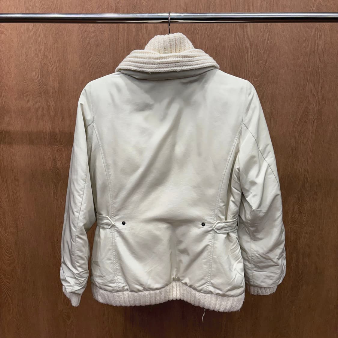 마렐라 스포츠 다운 점퍼 니트 믹스 넥 포켓 스트랩 디테일 아이보리 상품이미지3