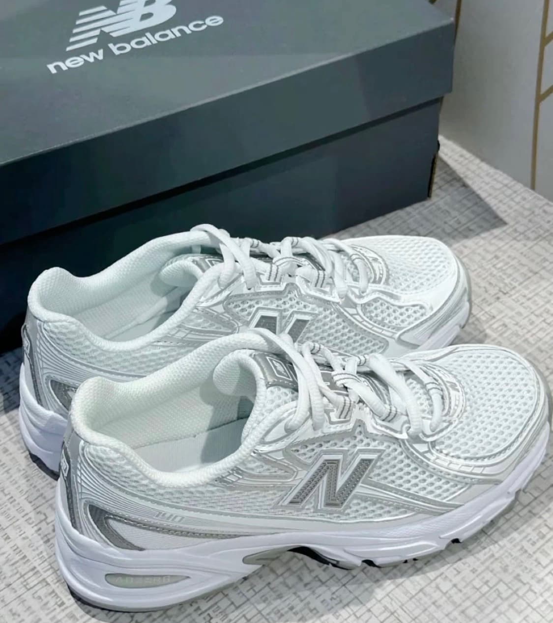 뉴발란스 740v2 화이트 실버 메탈릭 상품이미지2