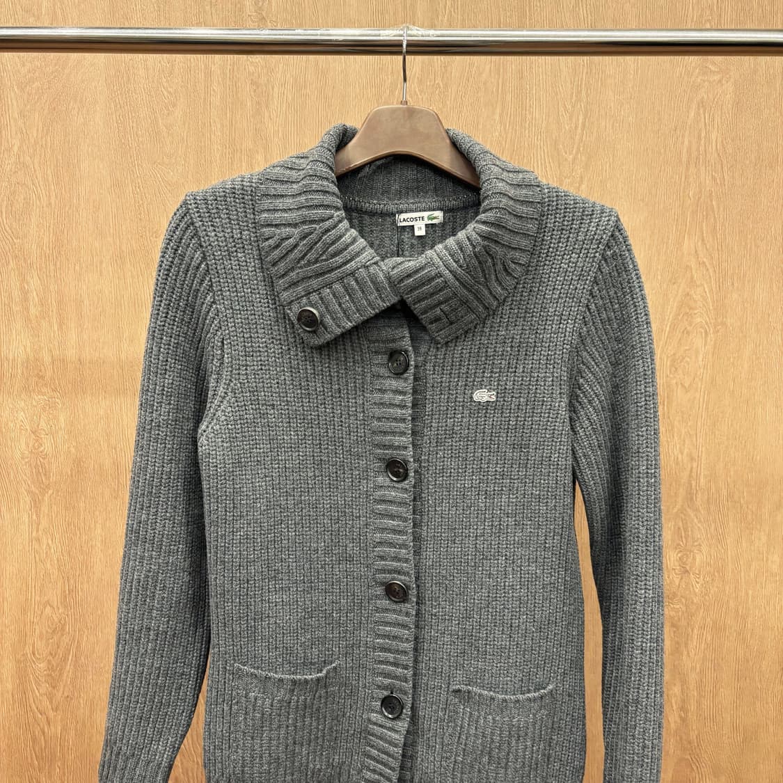 라코스테 하이넥 울 니트 가디건 배색 버튼 로고 자수 디테일 다크 그레이 상품이미지4