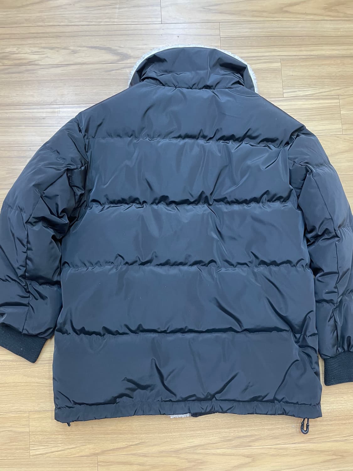 빈폴스포츠 양털 카라 숏패딩 90사이즈입니다. 카라와 주머니에 양털 디테 상품이미지2