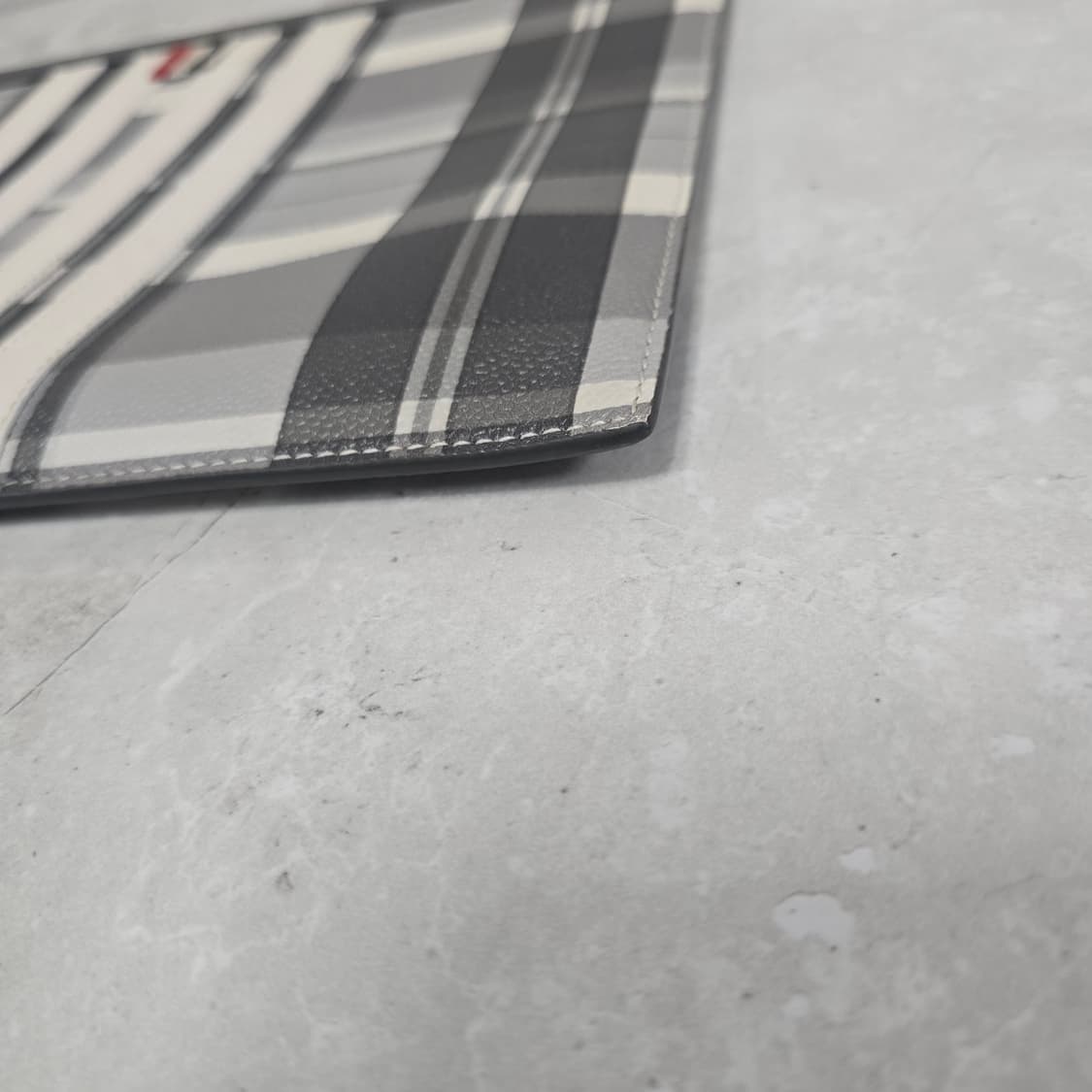 톰브라운 사선 체크 클러치 판매 상품이미지3