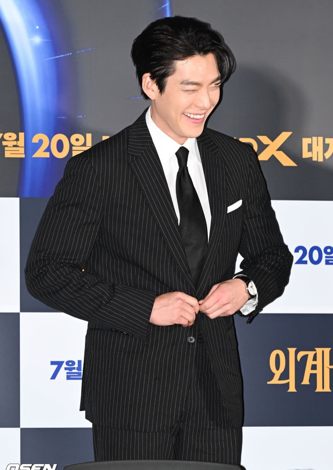김우빈의 피지컬 실루엣, 스카발의 권위로 완성하는 톰 포드 스타일 상품이미지1